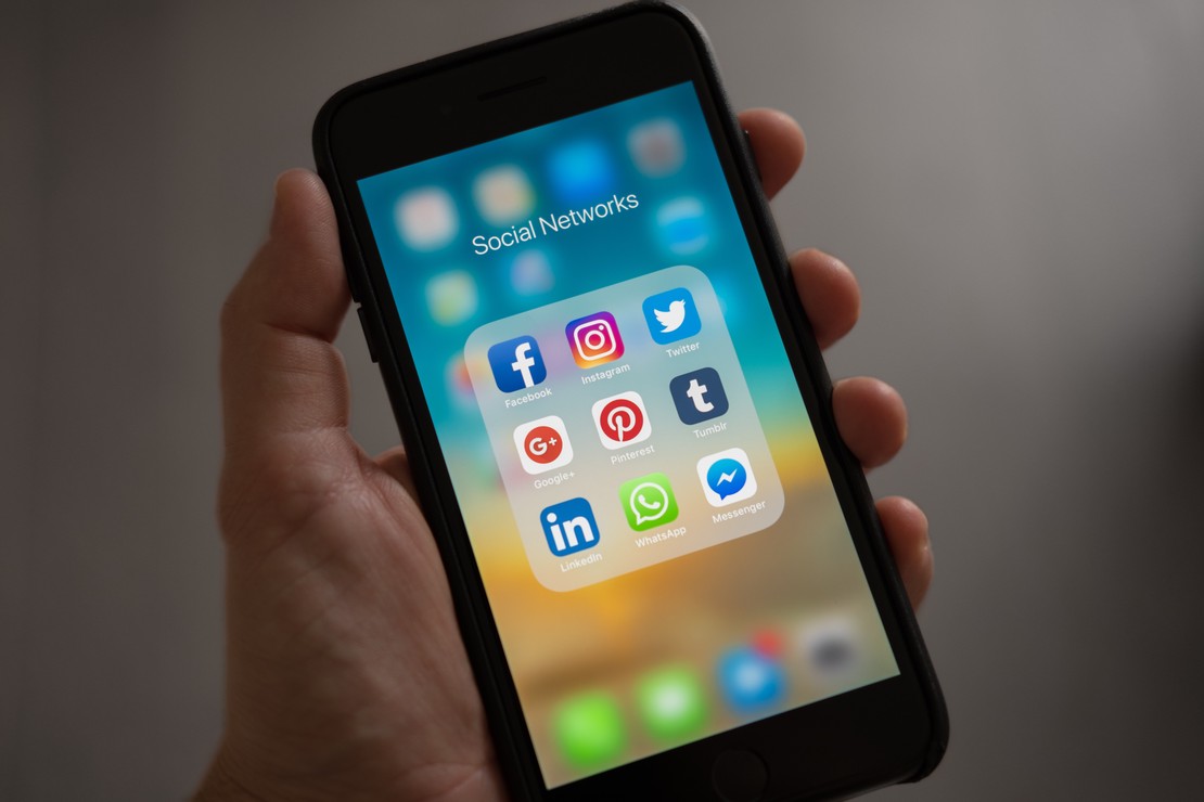 Collecting online platforms data for science: an example using WhatsApp